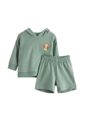 Grøn hættetrøje til småbørn med bjørneansigt-patch på brystet og matchende shorts med elastisk talje, sat på hvid baggrund.