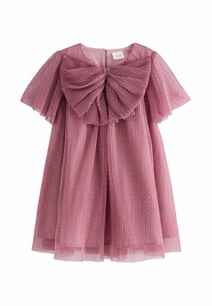 Vestido rosa plisado con mangas cortas y transparentes y un gran lazo en el escote. El material presenta un brillo sutil y rayas verticales. Cremallera en la parte posterior.