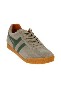 Zapatillas de ante en gris claro, con rayas verdes y forro naranja. Presentan una suela de goma texturizada y un diseño de cordones.