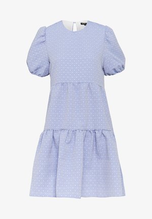 Hellblaues Kleid mit kurzen Puffärmeln, strukturierter Stoff, Sternenmuster und gestuftem Rüschenabschluss, mit einem Schlüssel Loch Rückenschluss.