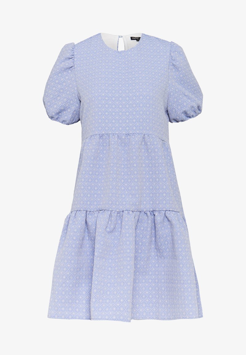 Lichtblauwe jurk met korte pofmouwtjes, gestructureerde stof, sterrenpatroon en een rijzige volantzoom, voorzien van een keyhole-sluiting aan de achterkant.