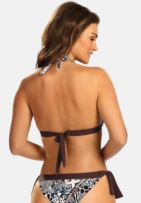 Brązowy bikini z akcentami w zwierzęce wzory; na szyję z wiązaniami; szczegółowy wzór na dolnej części; gładka tekstura materiału; minimalny krój.