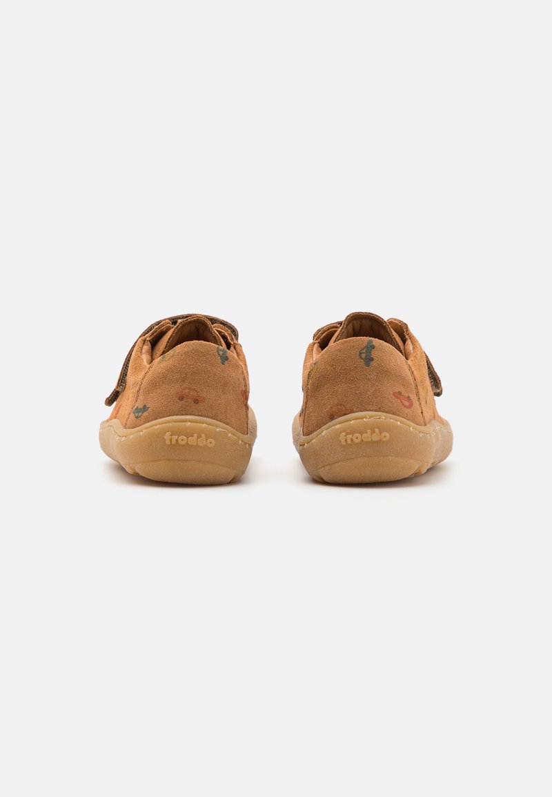 Braune Wildlederschuhe für Kinder mit einer weichen, abgerundeten Form; ausgestattet mit einem Klettverschluss und bunten gestickten Akzenten. Logo im Profil eingeprägt.