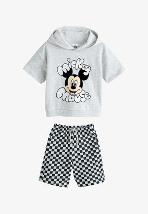Hellgrauer Kurzarm-Hoodie mit Mickey-Maus-Gesicht und Schriftzug, kombiniert mit schwarz-weiß karierten Shorts mit Kordelzugbund.