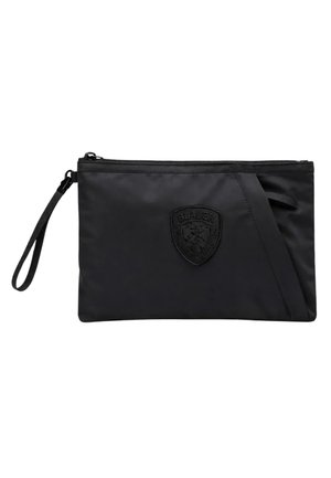 Bustina rettangolare nera con cerniera, cinturino da polso, dettaglio di cucitura diagonale e logo ricamato dello scudo Blauer al centro anteriore.