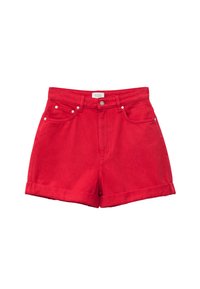 Short en jean rouge vif avec revers roulés, bouton à l'avant, fermeture éclair, et poches avant et arrière sur fond blanc.