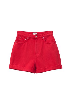 Short en jean rouge vif avec revers roulés, bouton à l'avant, fermeture éclair, et poches avant et arrière sur fond blanc.