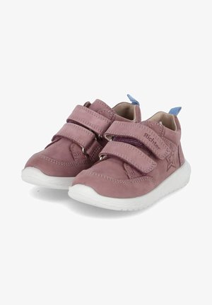 Rosa Leder-Ankle-Schuhe mit zwei Klettverschlüssen und weißen Gummisohlen. Mit einem Sternendesign und genähten Akzenten.