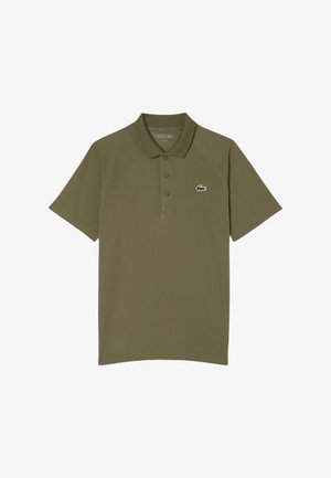 Olivgrön pikétröja med korta ärmar, tre knappar i placket och en liten Lacoste-logga på bröstet. Tillverkad av ett slätt tyg.