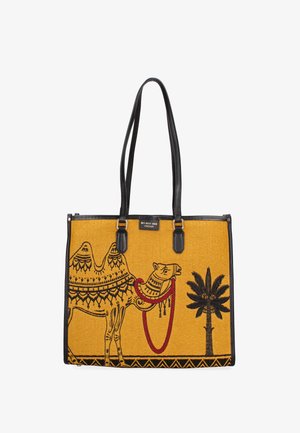 Gul tote-taske med sorte håndtag med sort broderet kamel med røde tøjler og sort palmetræ-design.
