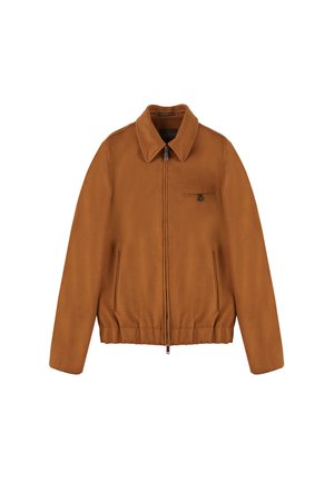 Chaqueta marrón con cremallera frontal, cuello con solapa, bolsillos laterales y un bolsillo en el pecho, que presenta una textura suave y un dobladillo elástico.