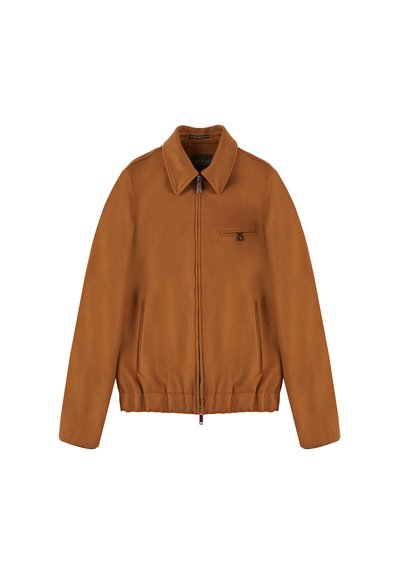 Veste marron zippée à l'avant avec un col rabattable, des poches latérales et une poche sur la poitrine, présentant une texture lisse et un ourlet élastiqué.