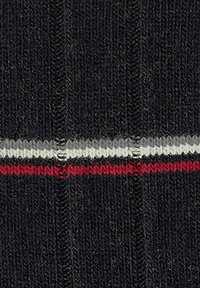 Calcetines negros de punto con rayas horizontales en rojo, blanco y gris. Textura suave con un diseño acanalado que añade elasticidad.