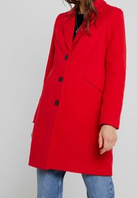 Vero Moda Abrigo corto - red