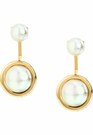 Boucles d'oreilles en or avec deux perles blanches sur chaque ; une perle plus petite en haut et une perle plus grande enfermée dans un cercle d'or suspendu en dessous.