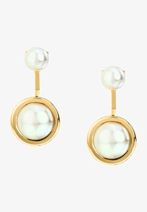 Boucles d'oreilles en or avec deux perles blanches sur chaque ; une perle plus petite en haut et une perle plus grande enfermée dans un cercle d'or suspendu en dessous.