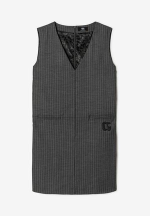 Robe grise sans manches avec des rayures verticales blanches, décolleté en V, deux poches avant et une doublure noire texturée au dos.