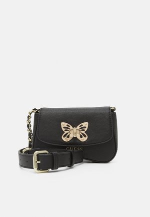 Lille sort læder crossbody taske med guldfarvet sommerfuglelås og justerbar rem med guldbæltespænde på hvid baggrund.
