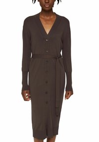 Ciemnobrązowa sukienka kardiganowa z długimi rękawami, dekoltem w serek, przednimi guzikami i wiązanym paskiem w talii. Wykonana z miękkiego, elastycznego materiału z prążkowanymi akcentami.