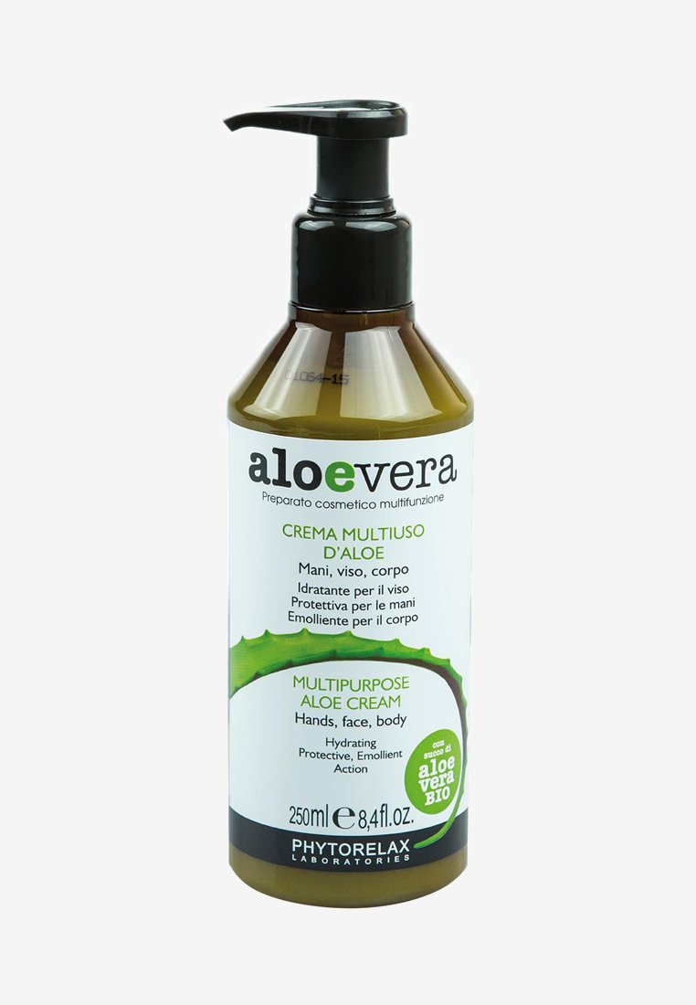 Bottiglia in vetro marrone con pompa nera, etichettata "Crema Aloe Multifunzione." Contiene 250 ml di crema per mani, viso e corpo.