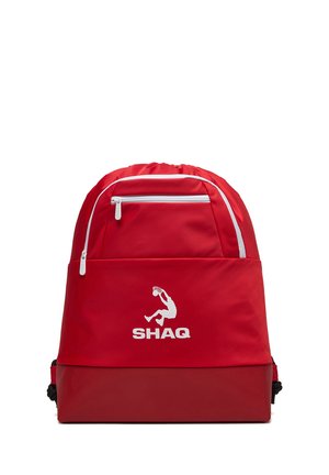 Roter Rucksack mit weißen Reißverschlüssen, weißer Silhouette eines Basketballspielers beim Dunking und dem Wort "SHAQ" unter der Grafik auf der Vordertasche.