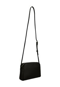 Czarna skórzana torba na ramię o prostokątnym kształcie, gładkiej fakturze, długim regulowanym pasku oraz zamknięciu na zamek błyskawiczny u góry.