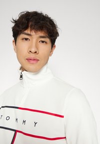 Tommy Hilfiger LARGE FLAG ZIP MOCK - Camisola - ecru