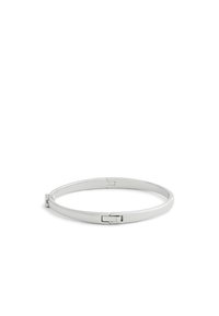 Pulsera de metal plateado con un acabado suave y brillante, que presenta un sutil detalle de cierre y una forma redondeada.