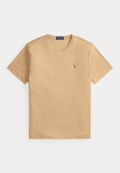 Beżowy t-shirt z krótkim rękawem i okrągłym dekoltem, z małym wyszywanym logo Polo Ralph Lauren na lewej piersi.