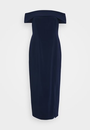 Granatowa sukienka off-the-shoulder z dopasowanym górnym fasonem, długości do kolan i subtelnym rozcięciem bocznym; gładki materiał z minimalnymi detalami szwów.