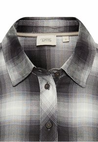 Hemd zum Knöpfen mit einem karierten Muster in Schwarz- und Weißtönen. Verfügt über einen klassischen Kragen und dunkle Knöpfe. Größenschild sichtbar.