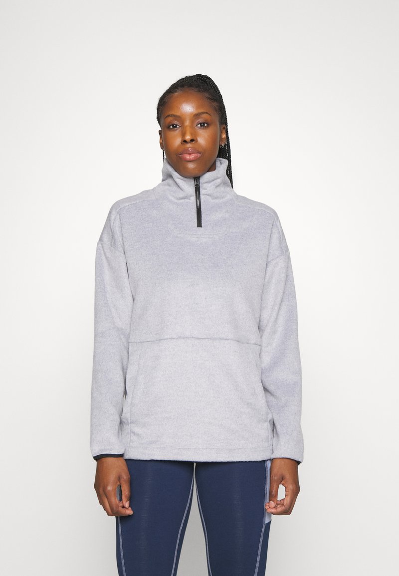 Pullover em fleece cinza claro com gola alta e fecho de meio zíper. Apresenta uma costura horizontal ao longo do peito e mangas longas.