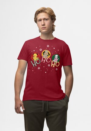 Rød bomulds T-shirt med cartoon dyr og "HO HO HO" tekst, med hvide snefnugsdetaljer og en afslappet pasform.