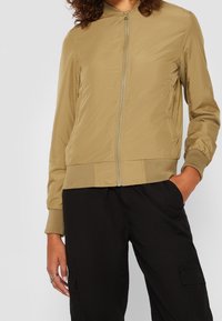 Urban Classics Bomberjacka - brown