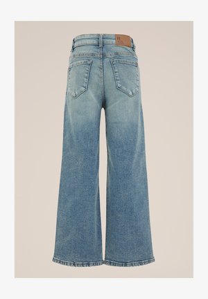 Jeans chiari a gamba larga con una texture sbiadita, cinque tasche e un'etichetta in pelle marrone sulla vita, caratterizzati da un orlo dritto.