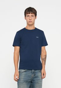 Marineblaues Rundhals-T-Shirt aus Baumwolle, mit kurzen Ärmeln und einem kleinen weißen Logo auf der linken Brustseite.