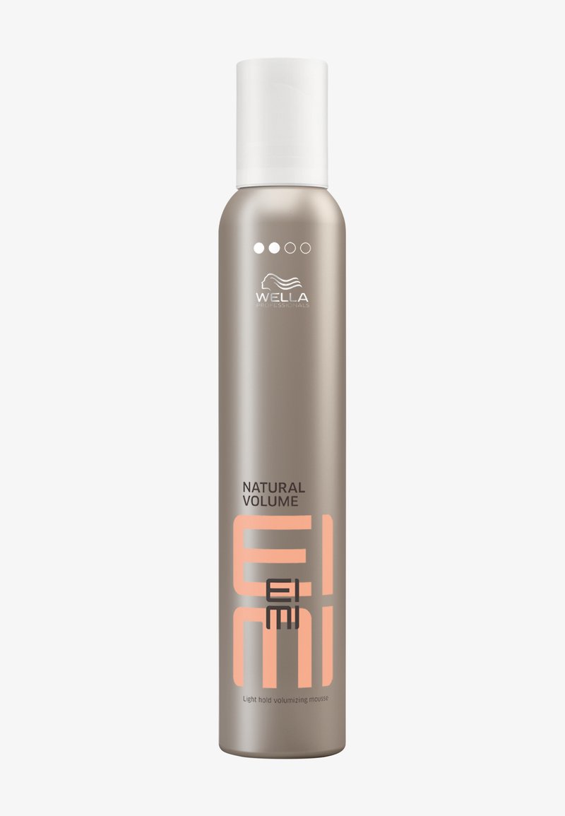 Alto contenitore metallico beige di schiuma volumizzante leggera Wella Professionals EIMI Natural Volume con cappuccio bianco e logo.
