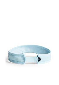 Ljust blått tygbälte med en strukturerad yta, som har en enkel spänne och en mjuk inre foder. Justerbart för komfort och passform.