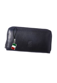Marine leren portemonnee met ritssluiting, voorzien van een geperst logo en een kleine Italiaanse vlag charm die is bevestigd met een zwarte strap.