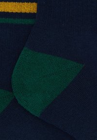 Calze di cotone navy con dettagli a righe verdi e gialle, con punta e tallone rinforzati per maggiore durata e contrasto di texture.