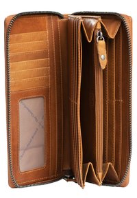 Portafoglio in pelle marrone con più scomparti per carte, una finestra trasparente per l'ID, un compartimento con zip e una texture interna liscia. Chiusura con zip.
