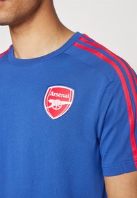 adidas Performance ARSENAL FC DNA - T-shirt con stampa - victory blue