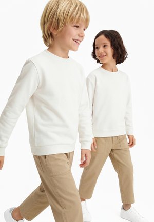 GAP, GENDERFUL BARREL PANT UNISEX - Панталони - iconic khaki