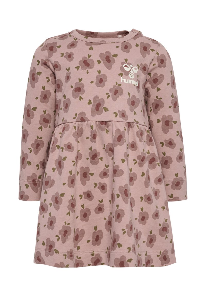Langärmliges pinkes Kleid mit floralem Muster in Weinrot und Grün. Verfügt über eine geraffte Taille, einen runden Ausschnitt und ein aufgedrucktes Logo auf der Brust.