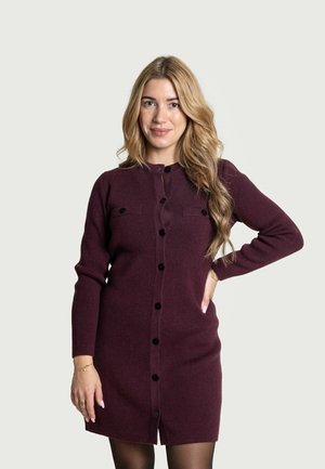 Burgunderfarbene Strickkleid mit langen Ärmeln, vorderer Knopfleiste, zwei Brusttaschen und gerippter Textur. Hat einen knielangen Schnitt.