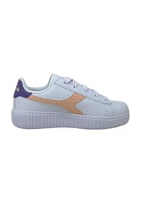 Sneaker bianche in materiale sintetico con motivo coccodrillo e accenti in pesca. Sezione del tallone viola, suola in gomma bianca spessa.