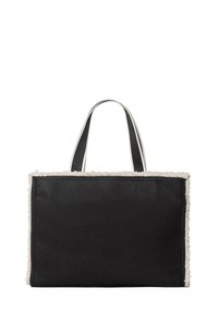 Zwarte draagtas met een zachte witte bontafwerking, voorzien van stevige zwarte handvatten en een rechthoekig ontwerp. Gemaakt van glad, gestructureerd materiaal.