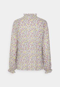 Blouse florale avec un fond gris clair, des fleurs roses et jaunes vives, des manches longues avec des poignets froncés, et un col froncé.