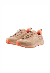 Scarpe da trail running beige con tomaia texturizzata, accenti arancioni e suola robusta. Presentano lacci elastici e un cordino sul retro per un facile accesso.