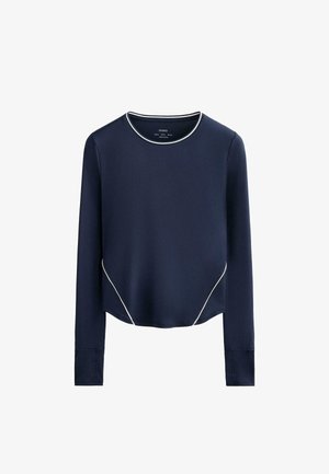 Temno modra majica z dolgimi rokavi, obrobljena z belim trakom ob ovratniku in ukrivljenem robu. Ima sproščen kroj in mehak občutek tkanine.